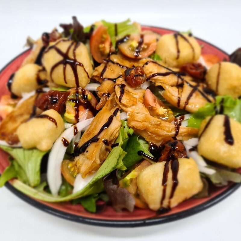 Ensalada de bocados heüra y queso cabra en tempura